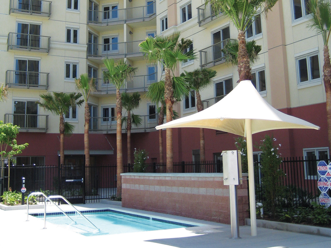 outdoor hot tub outside of hotel