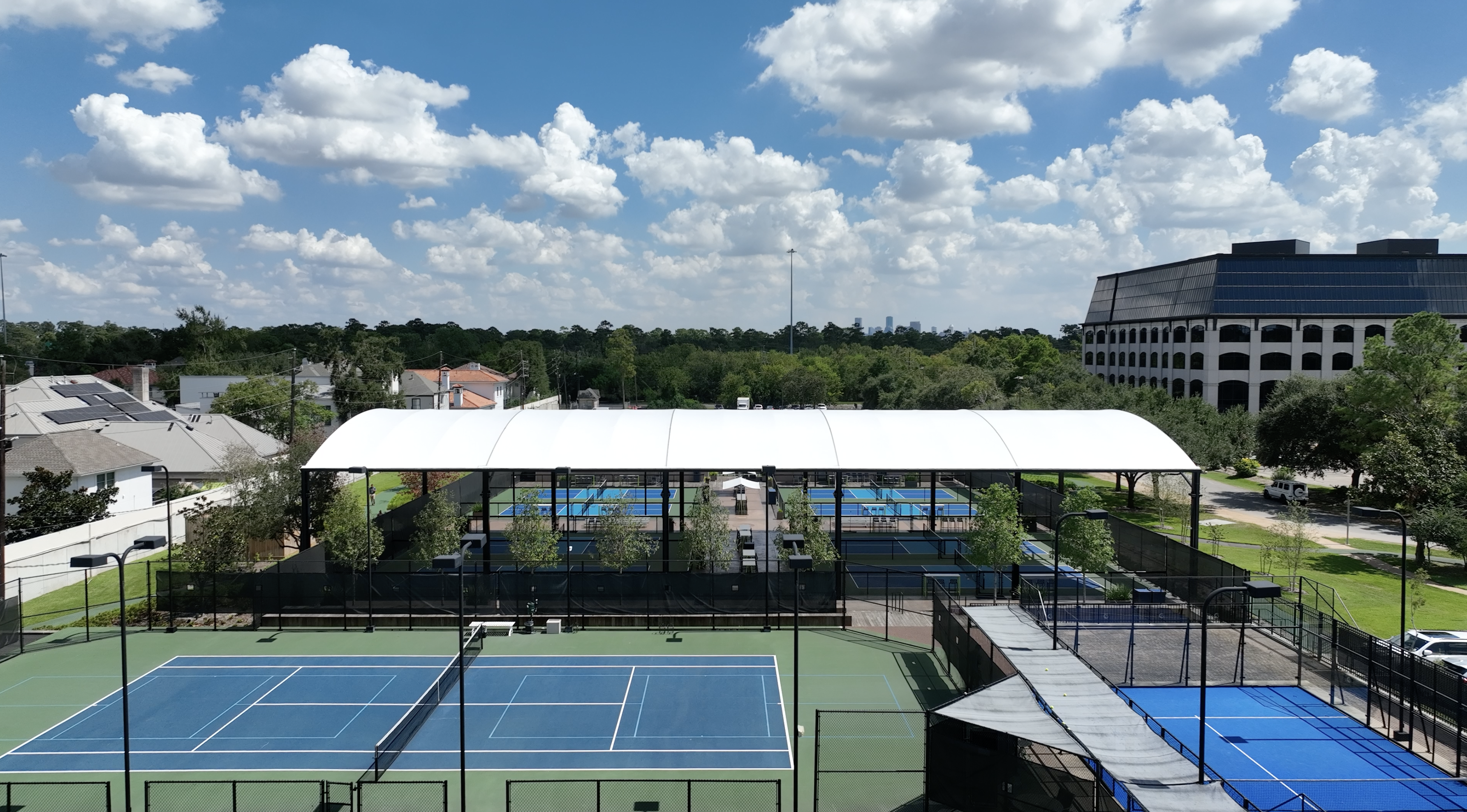 The Houstonian Hotel, shaded pickleball courts
